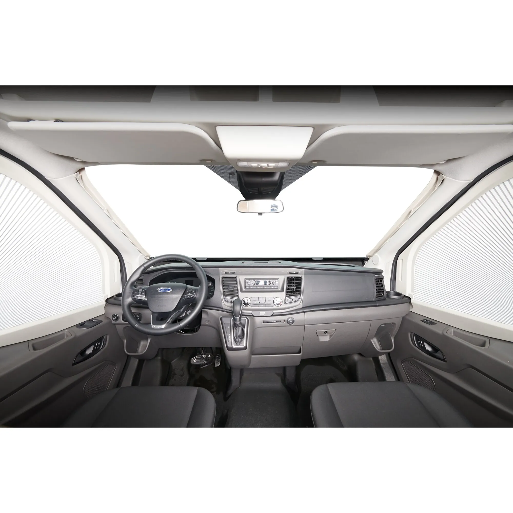 Ford Transit V363 mit geschlossenem Verdunkelungssystem an Frontscheibe und Seitenscheiben im Fahrerhaus