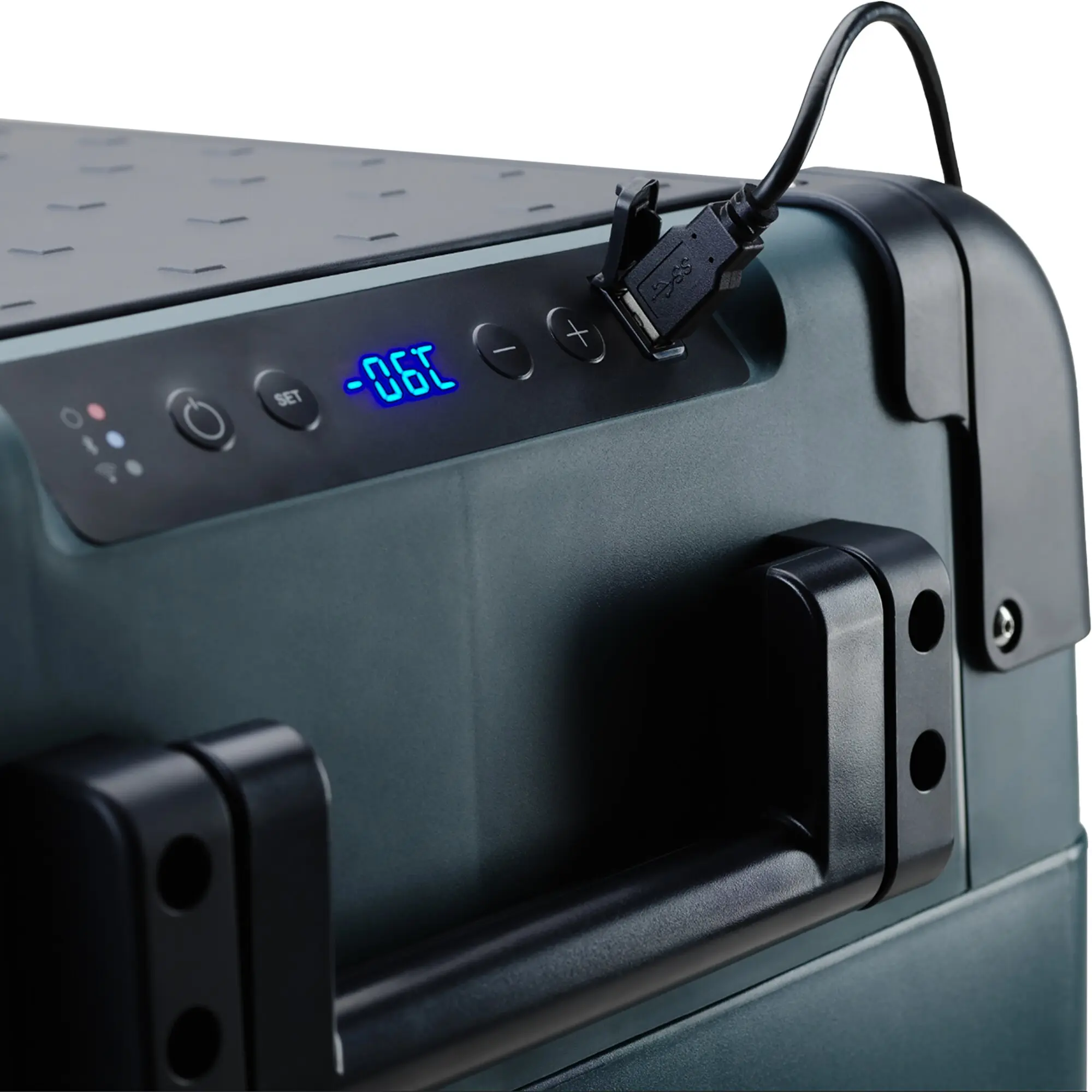 Detailaufnahme einer CFX2 28 Kompressor-Kühlbox mit blauer Temperaturanzeige, Plus/Minus-Tasten und USB-Stecker am Deckelgriff sichtbar