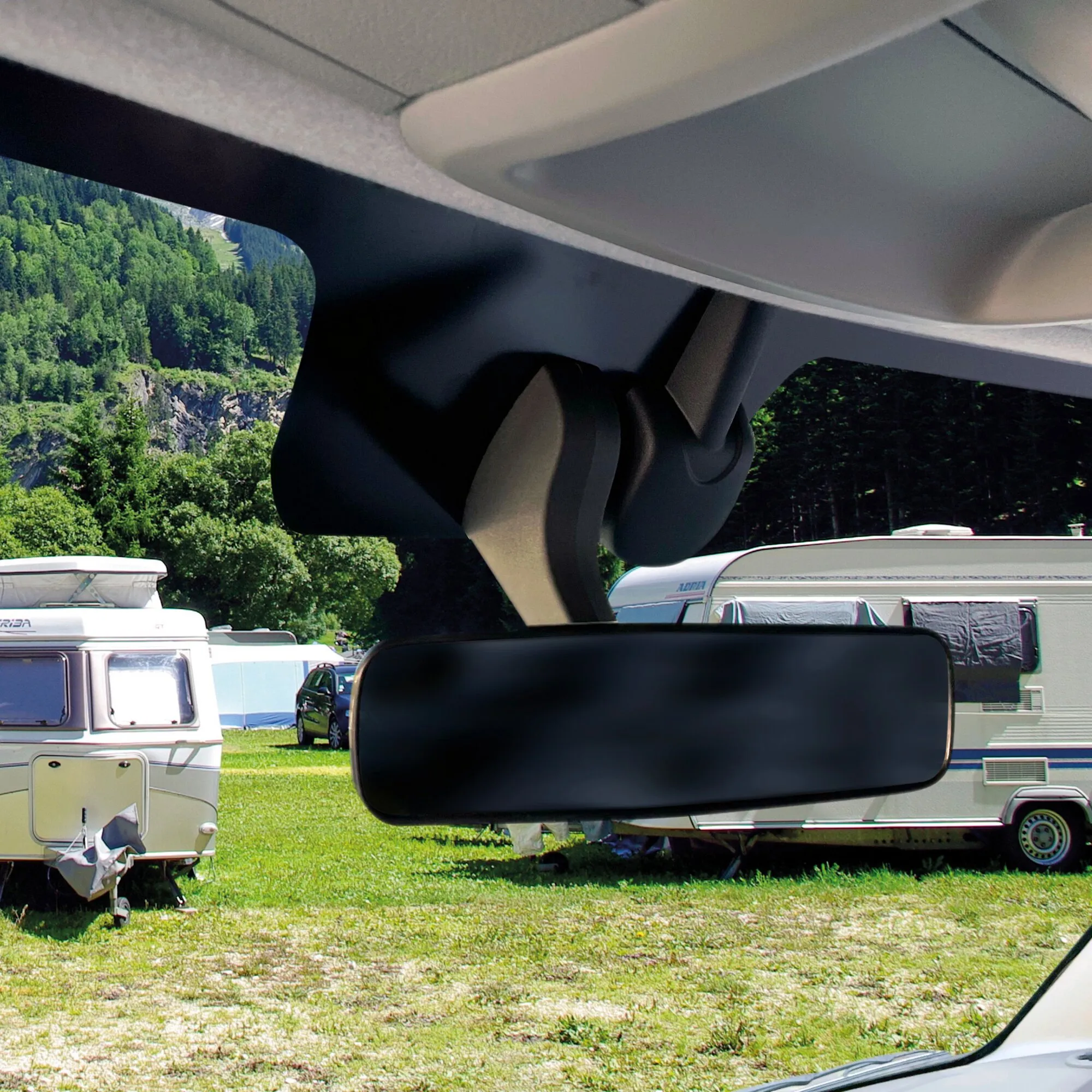 Innenansicht eines Renault Master mit montiertem REMIfront IV Frontteil und Aussparung am Regensensor, Campingplatz durch die Frontscheibe sichtbar