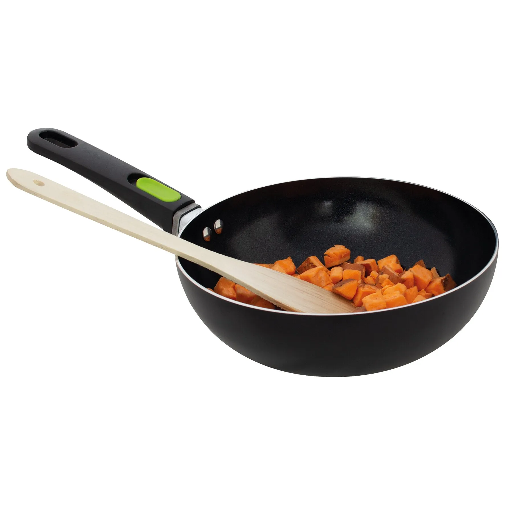 Schwarzer Aluminium-Wok mit langem Griff, Holzpfannenwender und gebratenen Süßkartoffelstücken im Inneren