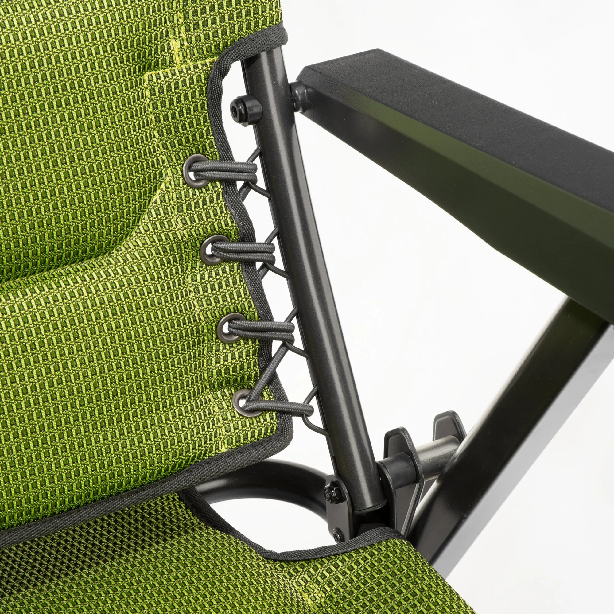Detailaufnahme des hellgrünen Campingstuhls HighQ Comfortable mit schwarzem Gestell, Armlehne und elastischer Seilbefestigung