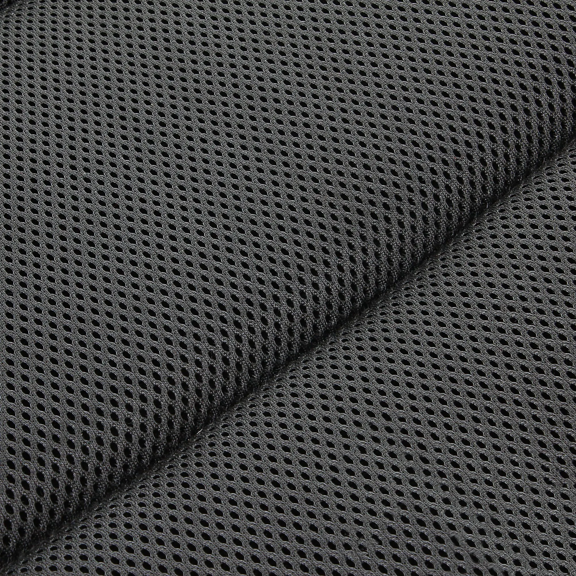 Detailaufnahme des schwarzen, atmungsaktiven 3D-Mesh-Gewebes des Campingstuhls Skye mit sichtbarer Naht