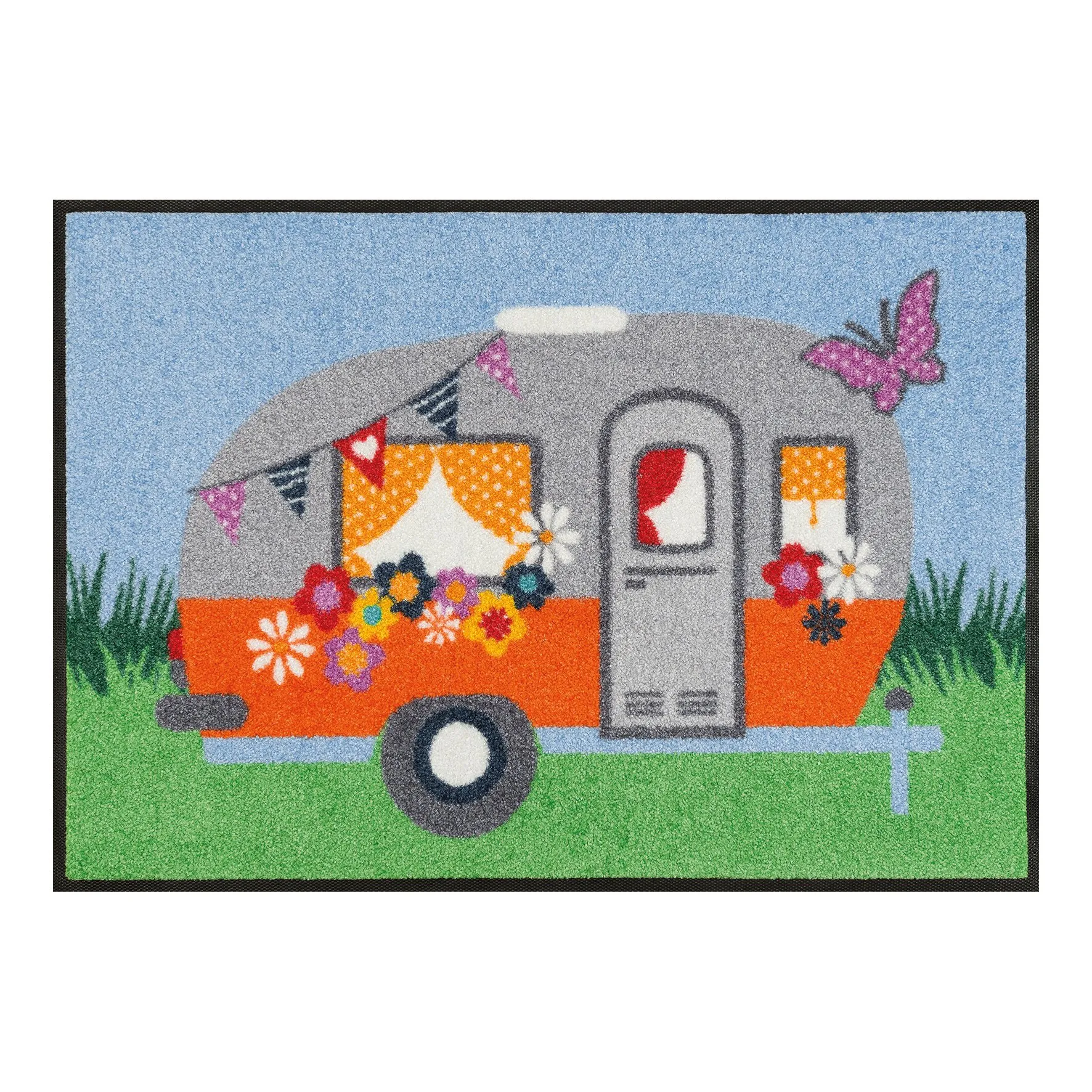 Komfortmatte Happy Camping mit schwarzem Rand und farbenfroher Campingwagen-Illustration, Blumen, Schmetterlingen, Wiese und blauem Himmel