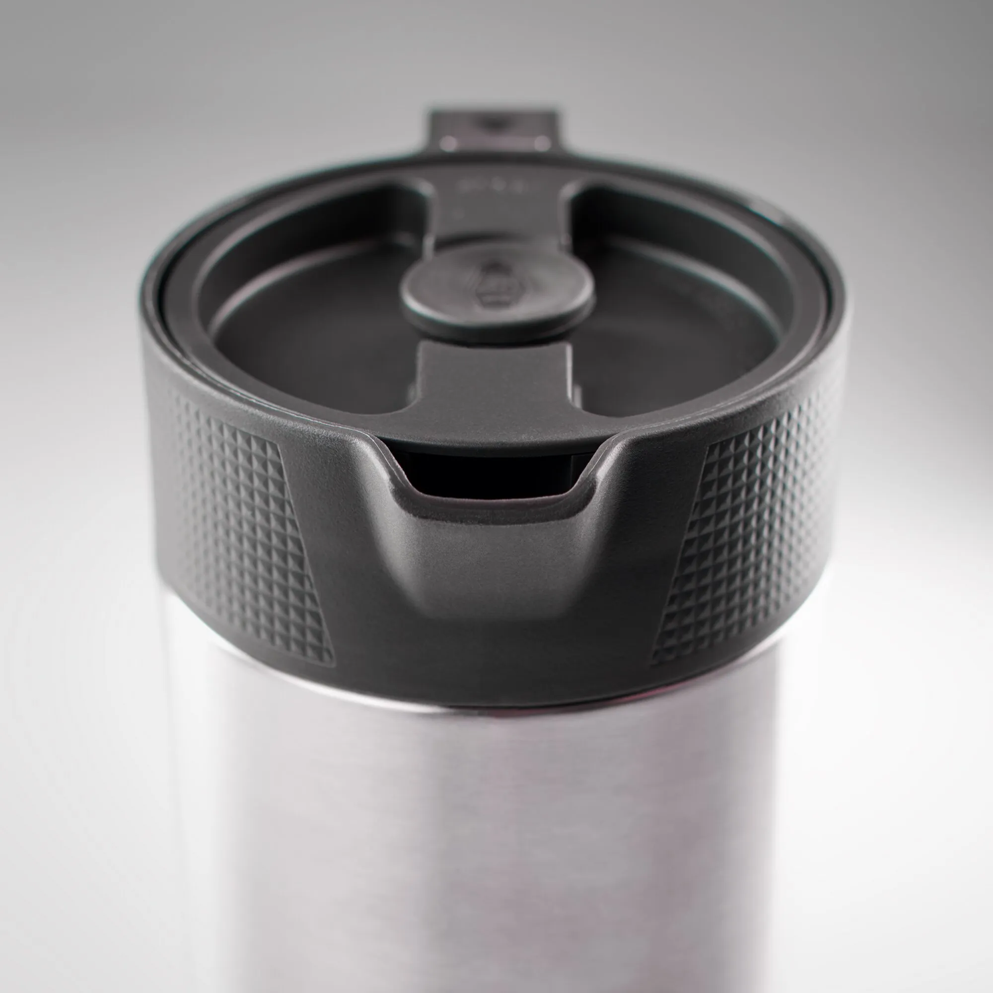 Detailaufnahme des schwarzen Kaffeebereiters JavaPress mit strukturiertem Edelstahlkörper und sichtbarem Pressmechanismus