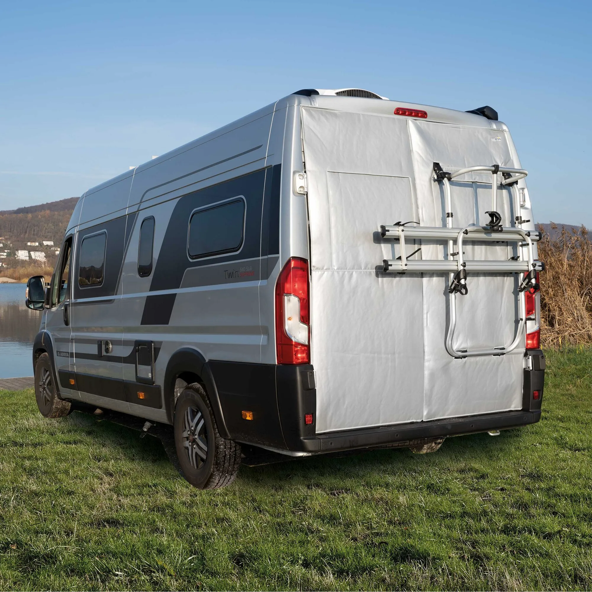 Weißer Heck-Isoliermatte Heck Breaker an einem grauen Campervan mit Ausschnitt für einen montierten Fahrradträger
