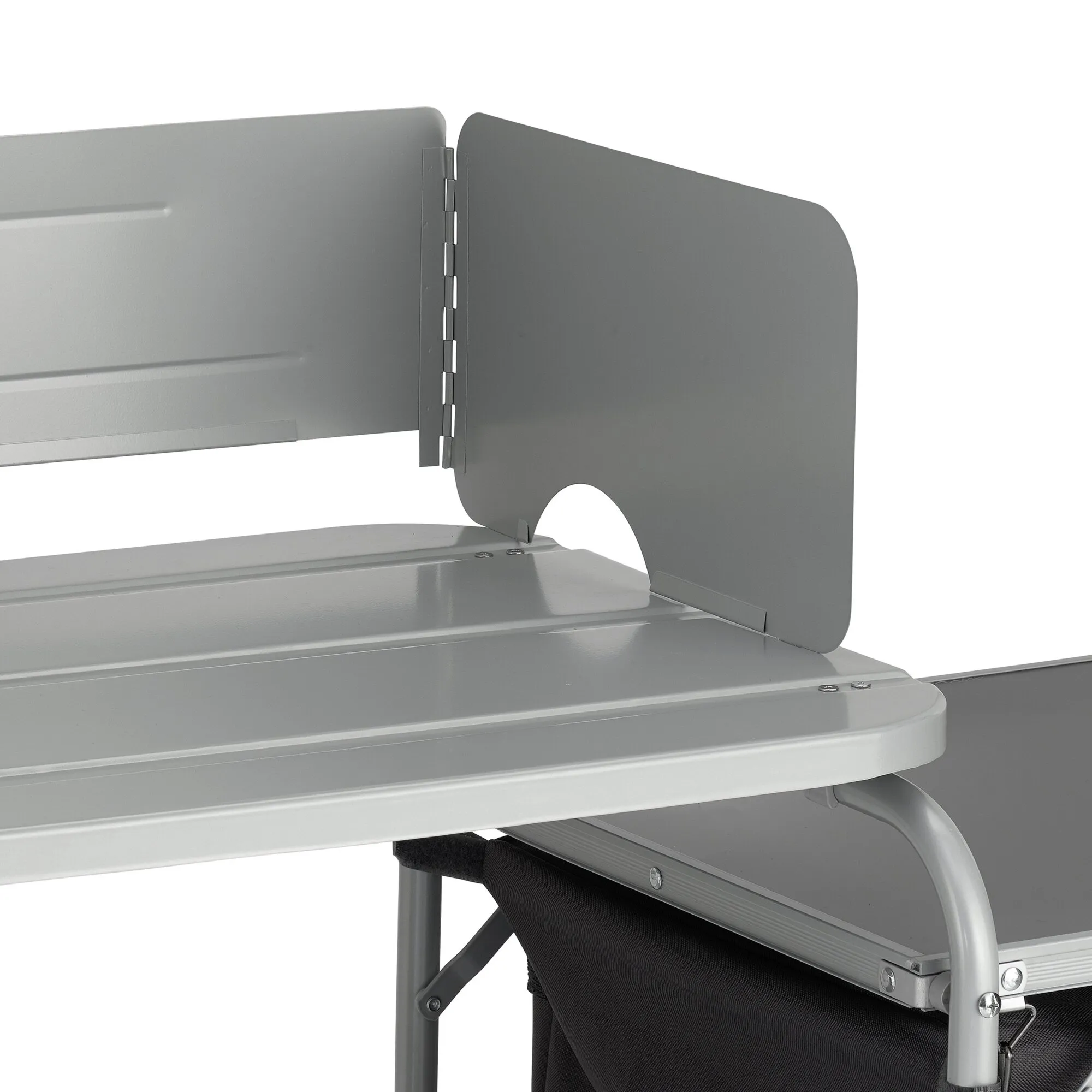 Detailansicht der grauen Campingküche Cooking Stand mit klappbarem Windschutz, Arbeitsfläche und schwarzer Stauetasche