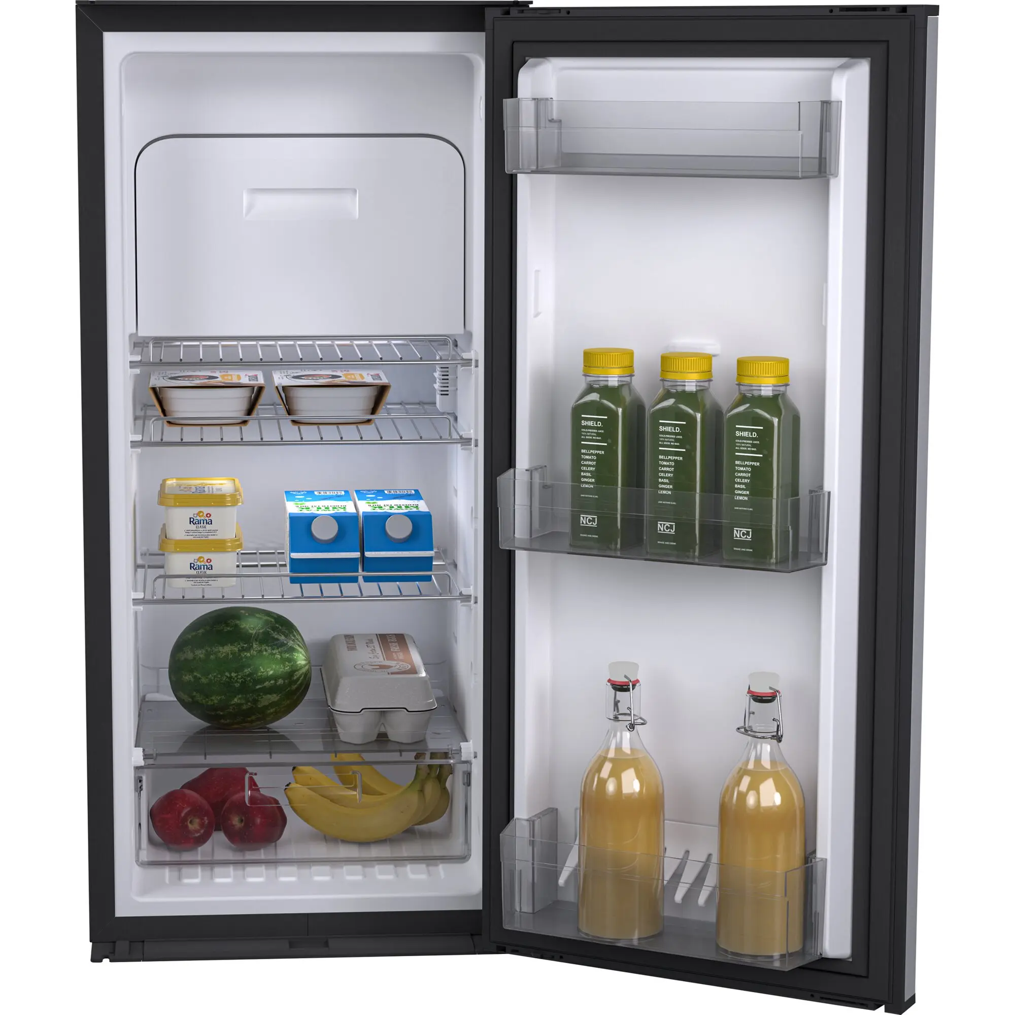 Offener Kühlschrank im Dometic RC; Gefrierfach links, Kühlteil rechts; Joghurt, Eier und Obst auf den Regalen, Saftflaschen im Türfach