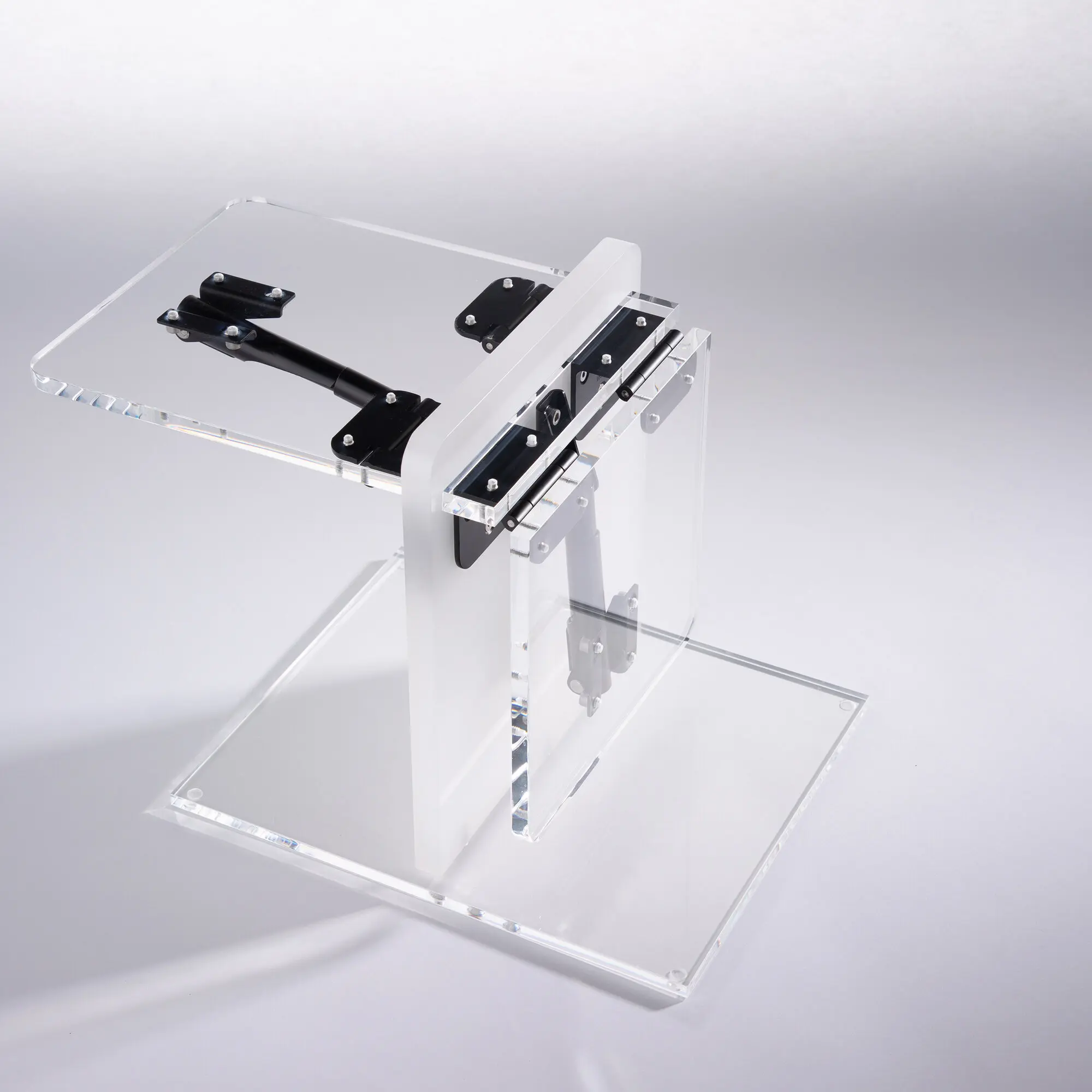 Transparentes Tischplattenhalter-Set aus Acryl mit schwarzen Metallteilen, sichtbare Schrauben und Montagestruktur