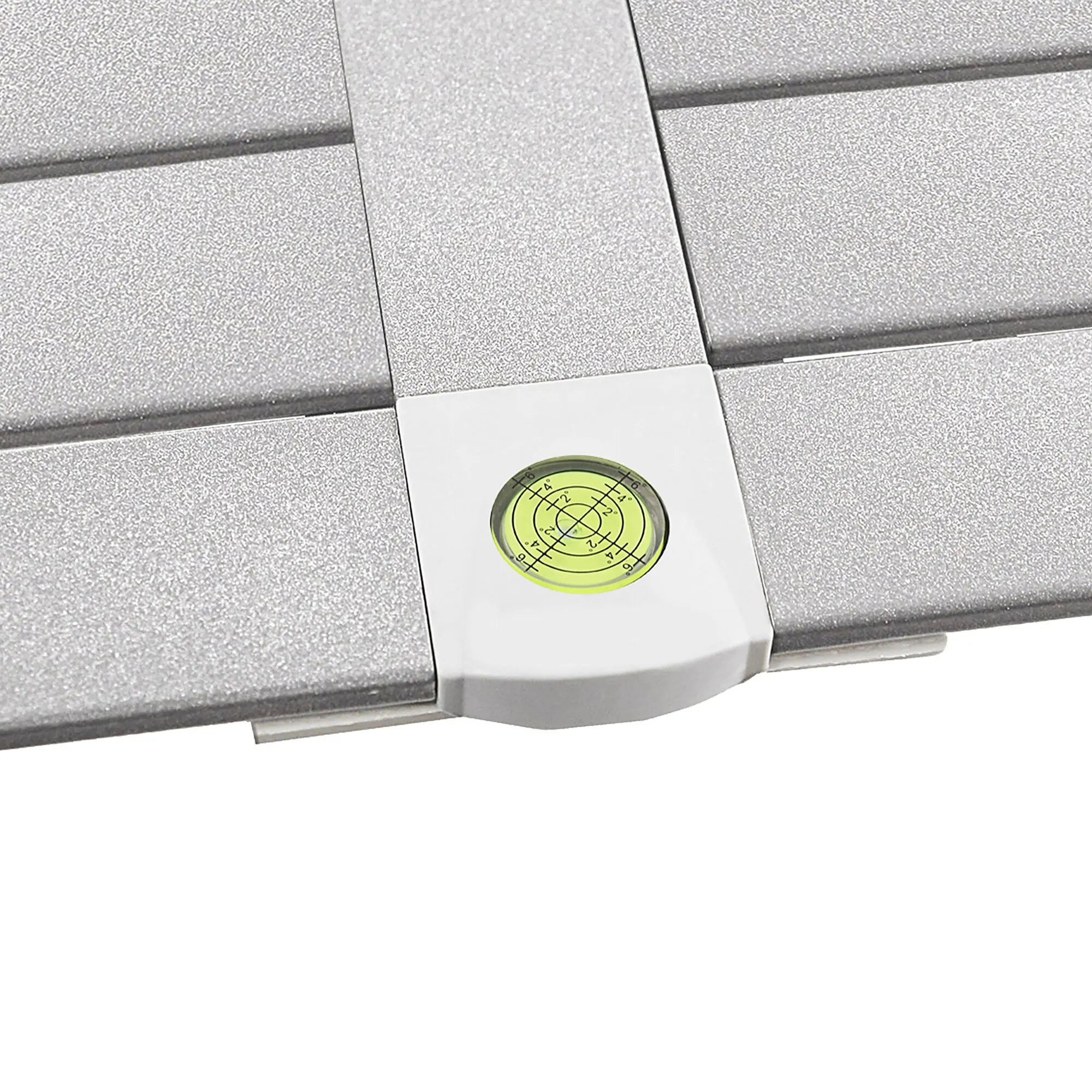 Rolltisch Silver Gapless in Silber als Detailaufnahme mit geriffelter Tischfläche und integrierter Wasserwaage