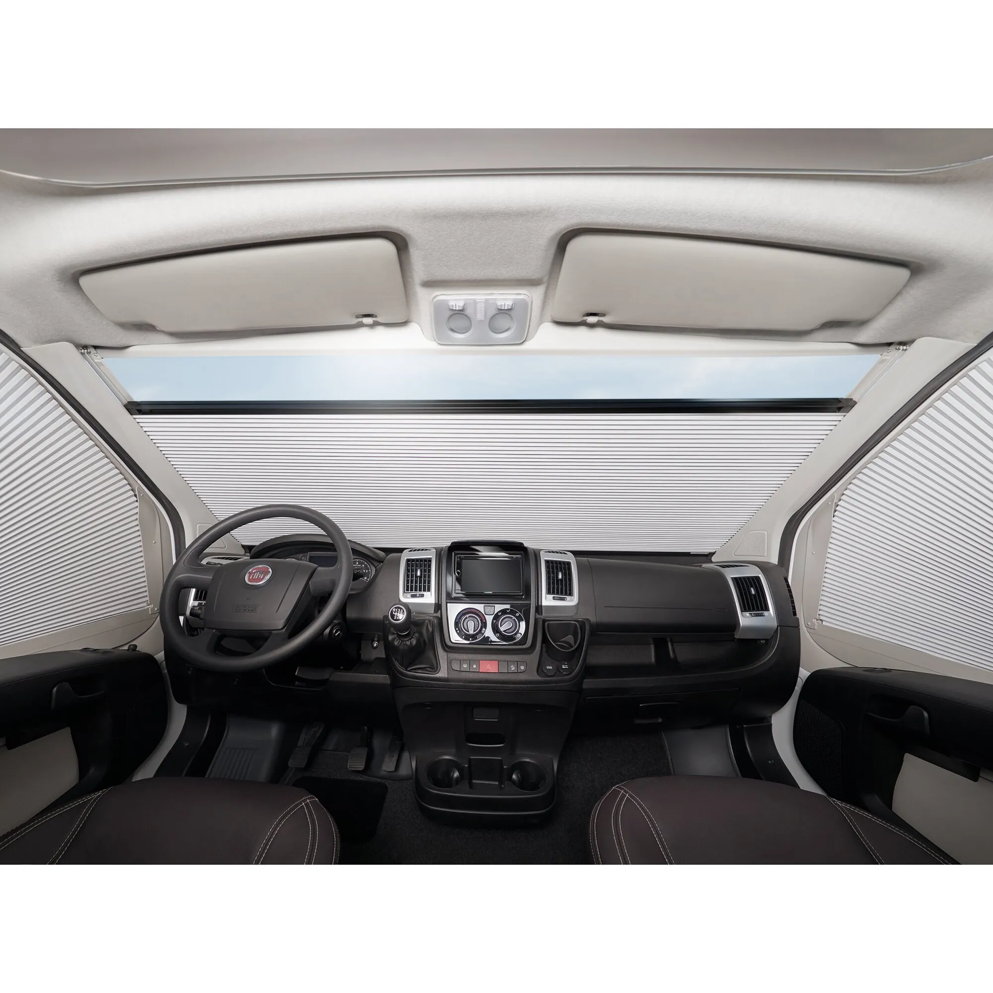 Innenansicht eines Fiat Ducato X250/X290 mit geschlossenem Verdunkelungssystem aus plissierten Sichtschutzblenden an Front- und Seitenscheiben