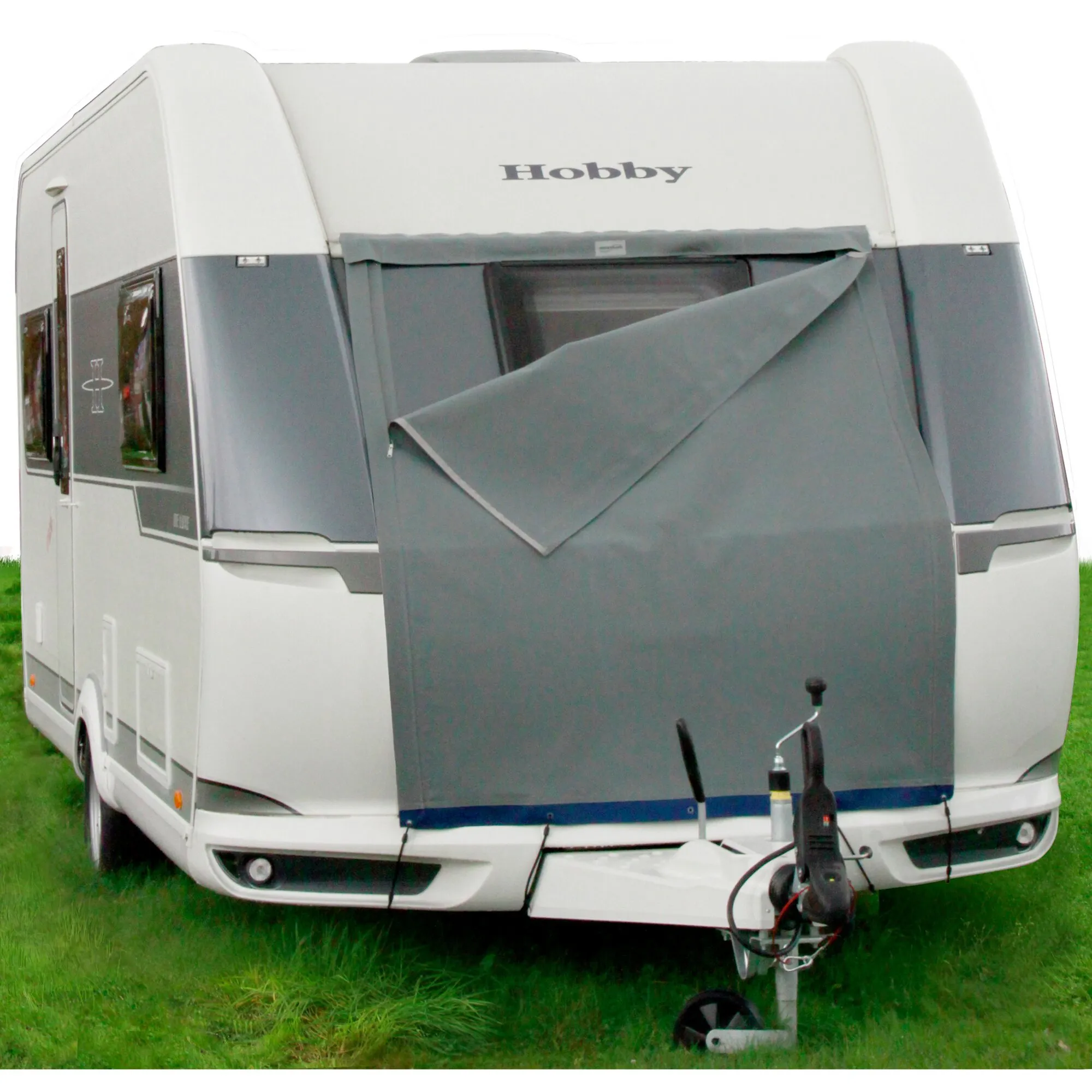 Graue Caravan-Bugschutzplane Wintertime (200 × 160 cm) am Bug eines weißen Hobby-Wohnwagens befestigt