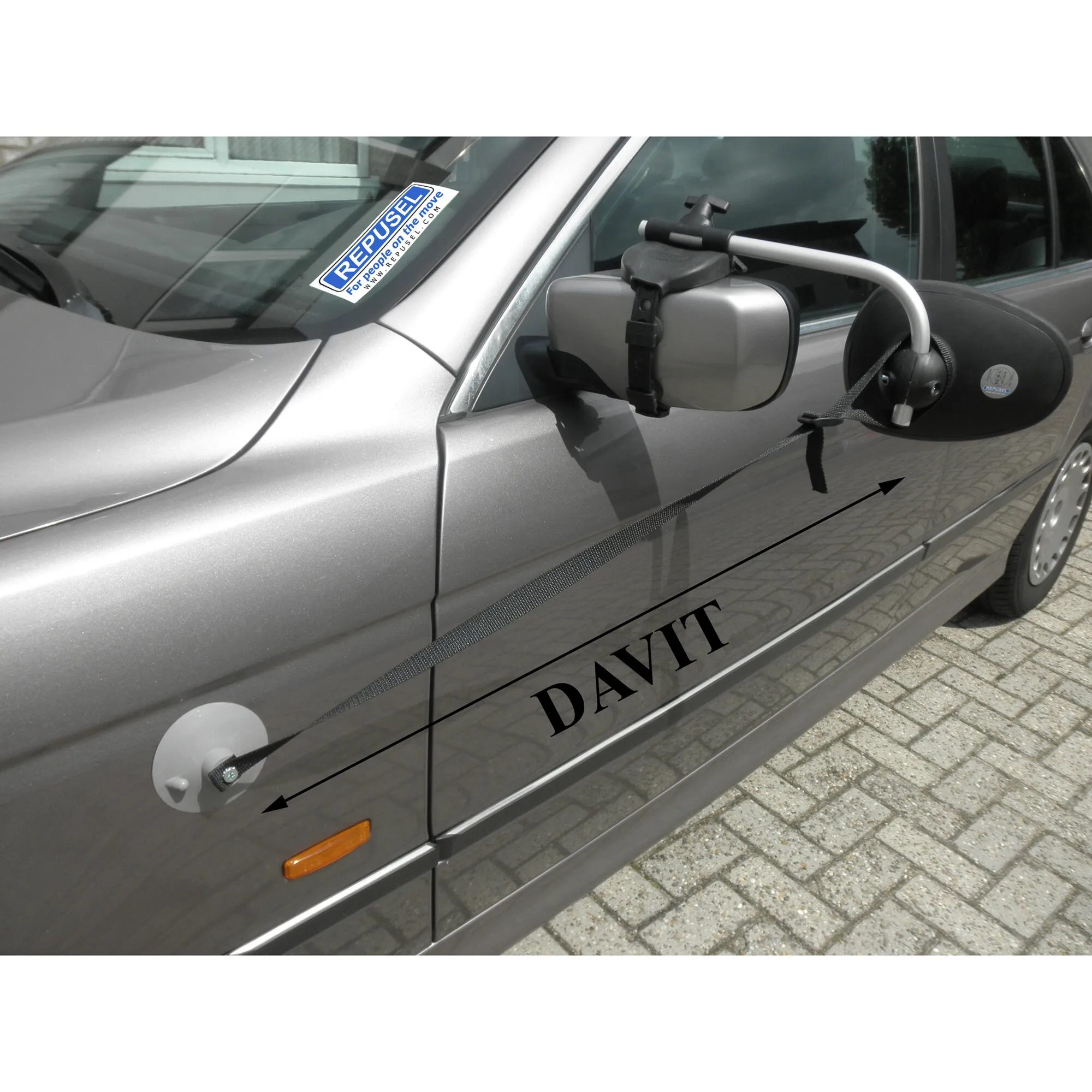 Schwarzes Halteband Davit am Außenspiegel eines silbernen Autos befestigt, mit Pfeilen zur Bandführung und Aufschrift DAVIT