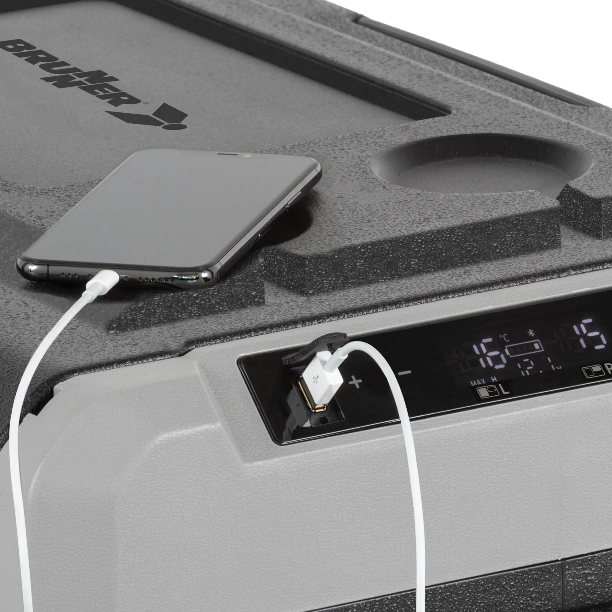 Detailaufnahme der Kühlbox Polarys Freeze DZ mit angeschlossenem Smartphone, USB-Anschluss und digitalem Bedienfeld am Deckel
