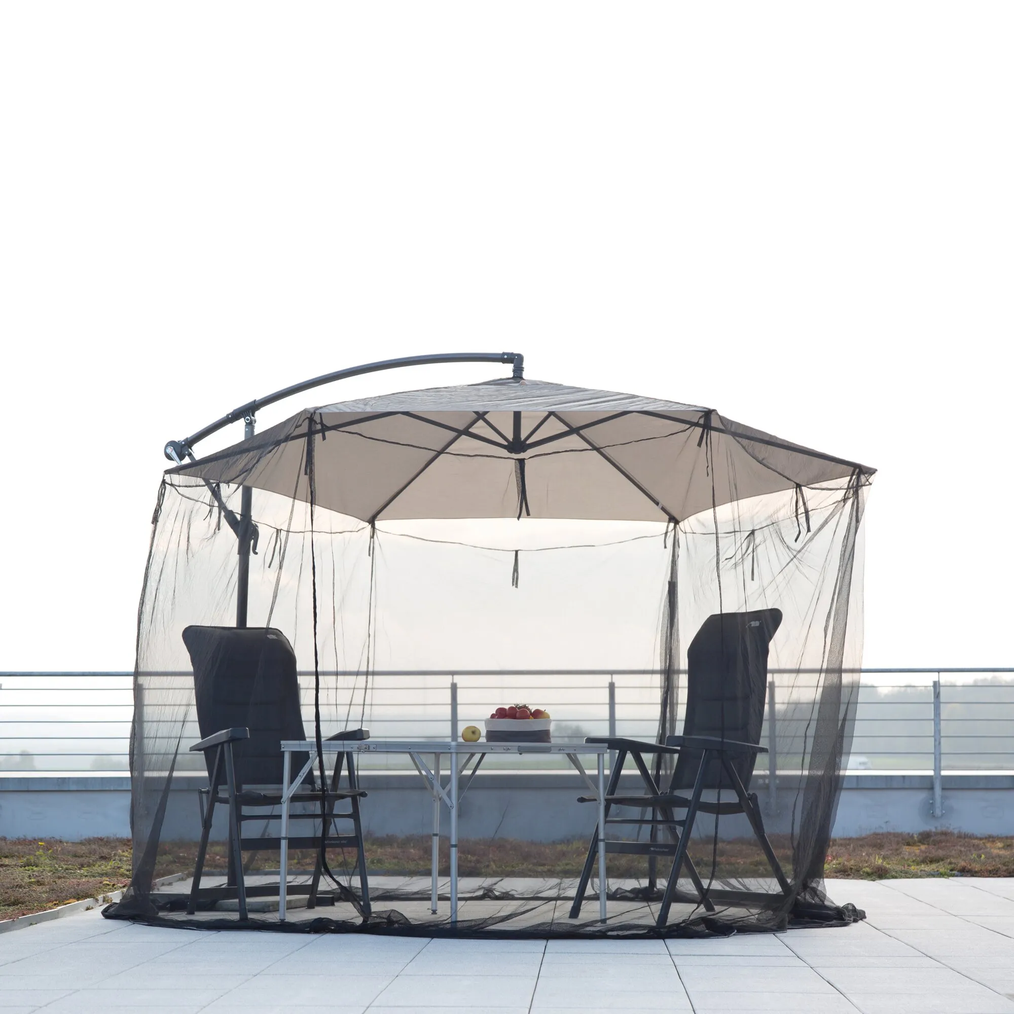 Schwarzes Insektennetz als Schutz für einen Sonnenschirm mit Sitzgruppe und Tisch auf einer Terrasse