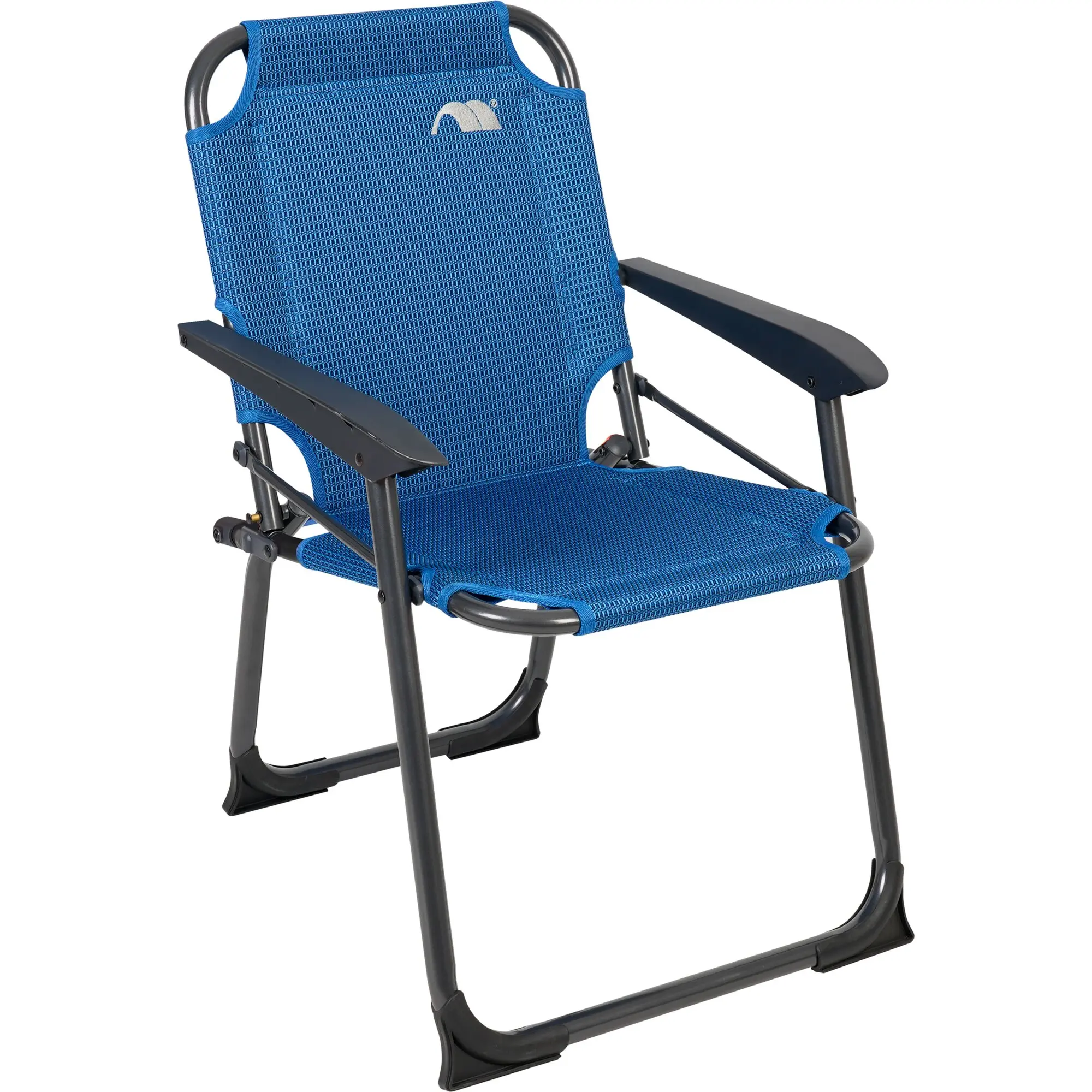 Nahaufnahme eines blauen HighQ-Kinderfaltstuhls mit Mesh-Rücken, dunklen Armlehnen und stabilem Metallrahmen