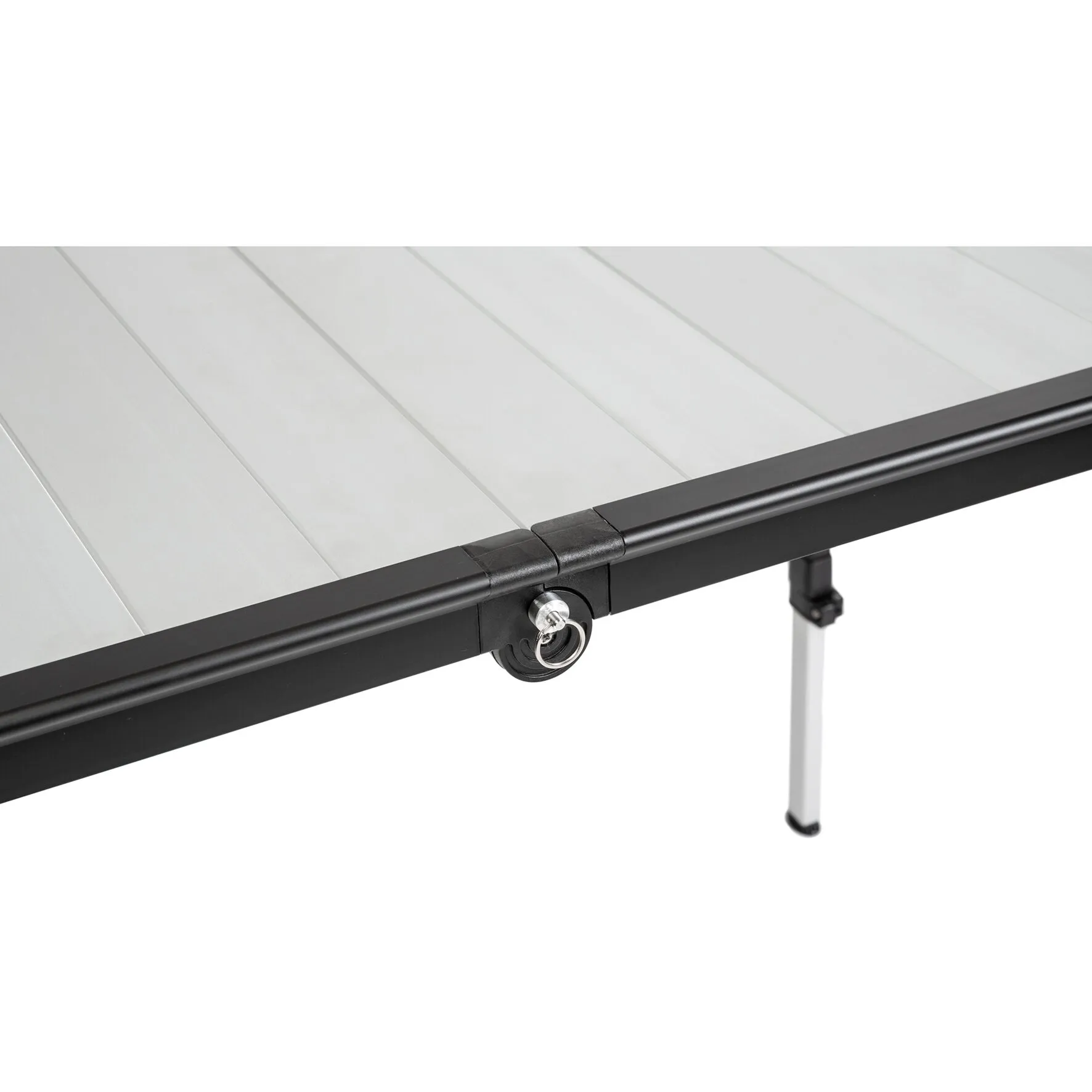 Detailaufnahme des Klapptischs Dinemic mit hellgrauer Lamellenplatte, schwarzem Rahmen, Klappscharnier und Aluminiumbein