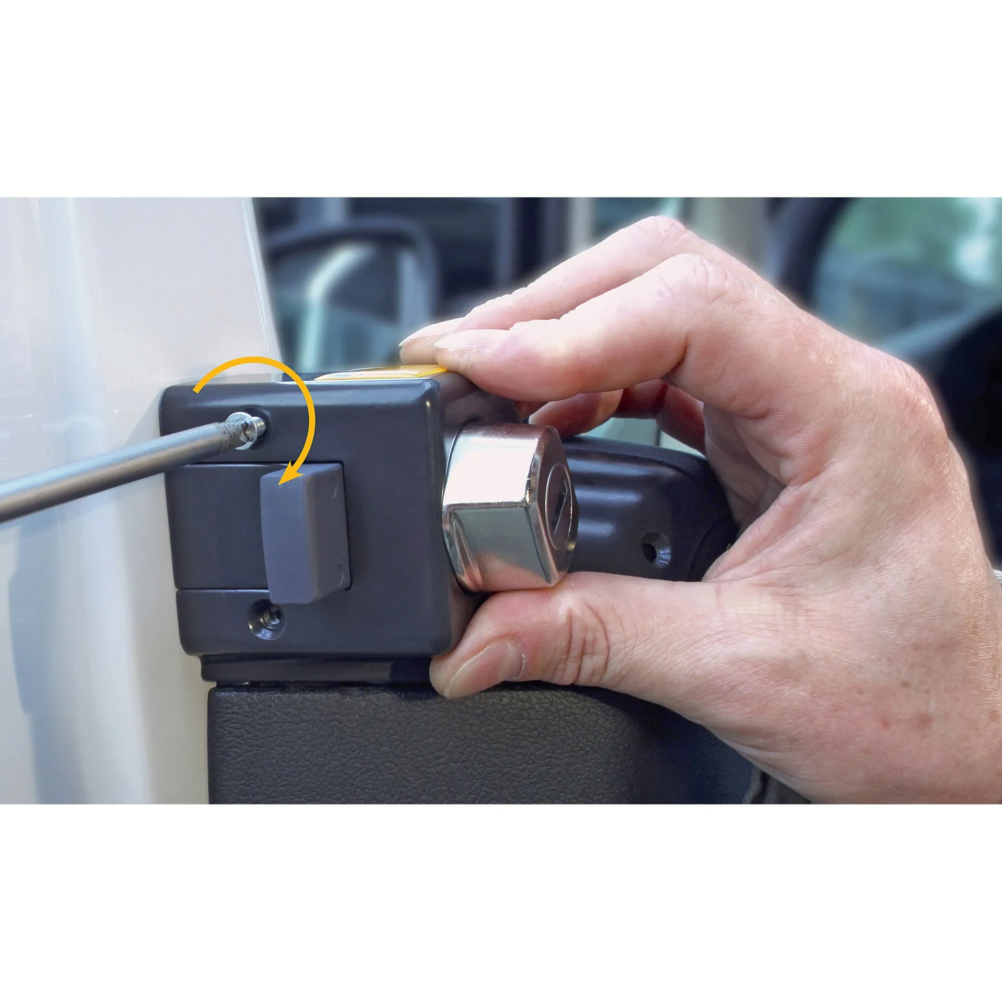 Nahaufnahme eines schwarzen Diebstahlschutzschlosses an einer Fahrerhaustür, mit eingestecktem Schlüssel und sichtbarer Handbedienung