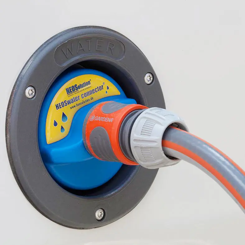 Runder Wassertankdeckel mit grauer Abdeckung, blauer Innenplatte, gelbem HEOSolution-Aufkleber und orange-grauer Schlauch mit weißem Verschluss