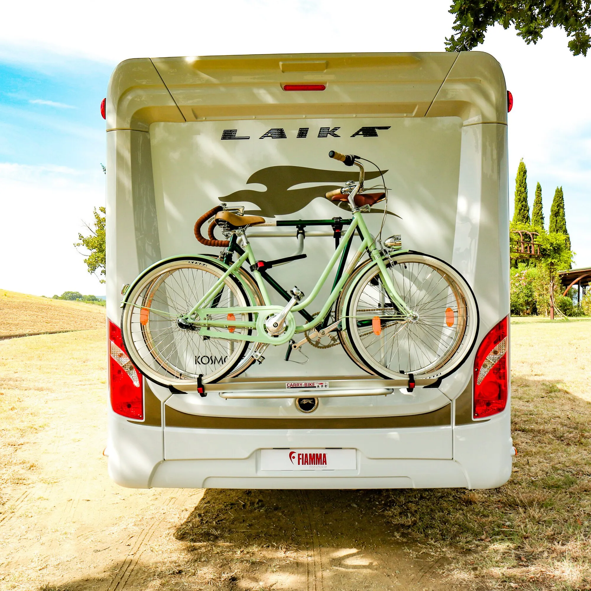Fiamma Carry-Bike Pro C L80 Fahrradträger mit zwei Fahrrädern an der Rückwand eines weißen Laka-Wohnmobils