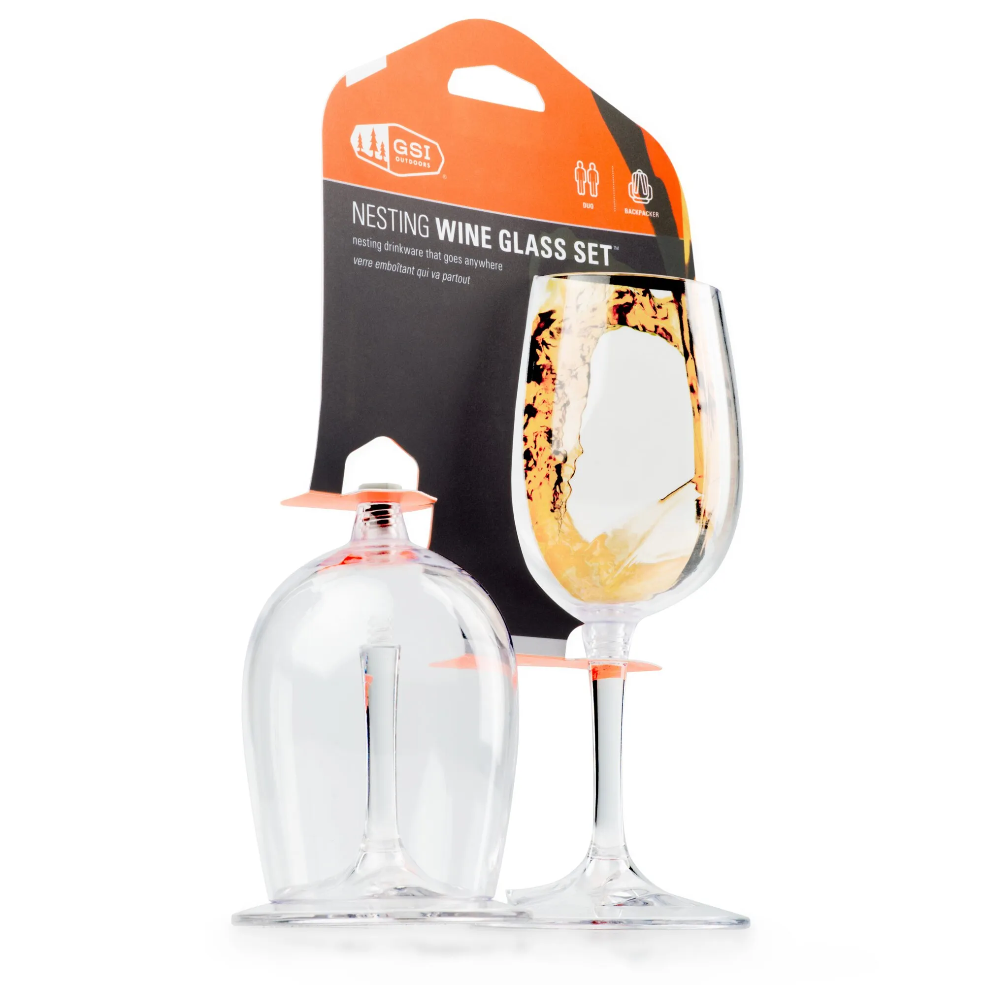 Zwei transparente Nesting-Weißweingläser mit orangefarbenen Standfüßen, eines mit Weißwein, vor der Verpackung von GSI Outdoors