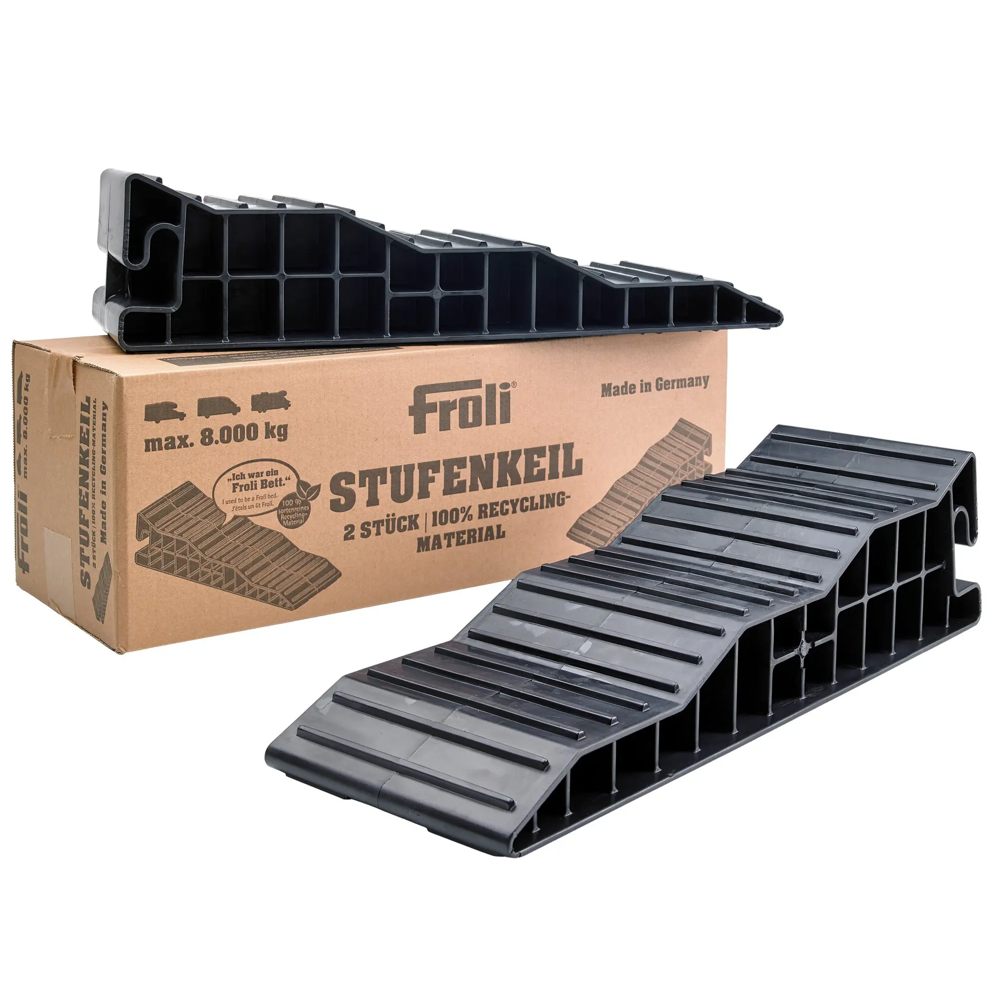 Zweier-Auffahrkeil-Set aus schwarzem Kunststoff mit gestuften Oberflächen, liegt auf einer braunen Kartonbox mit Aufdruck 100% Recyclingmaterial