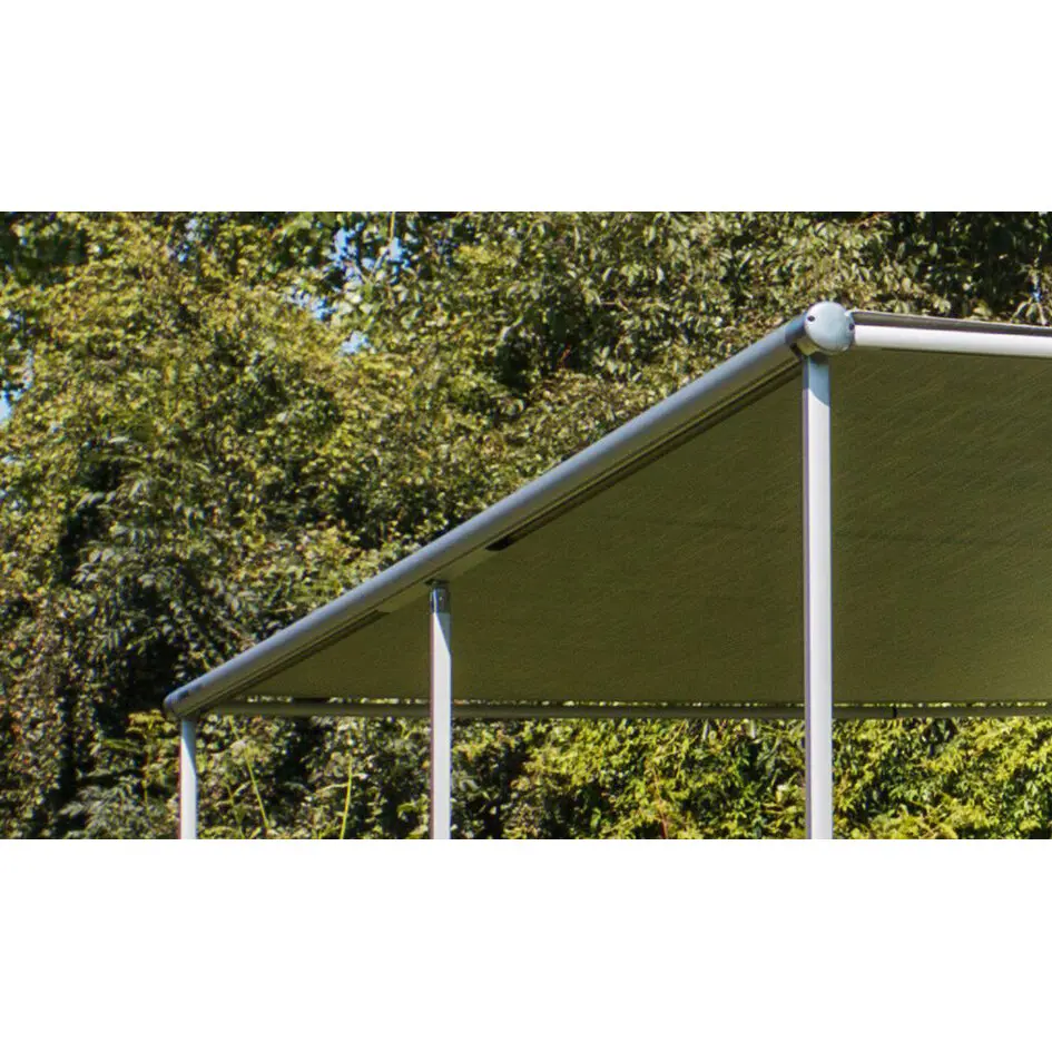 Aufgebaute Markise mit silbernem Metallrahmen und dunkelgrauer Stoffbespannung, seitliche Stützpfosten sichtbar, Hintergrund mit Bäumen