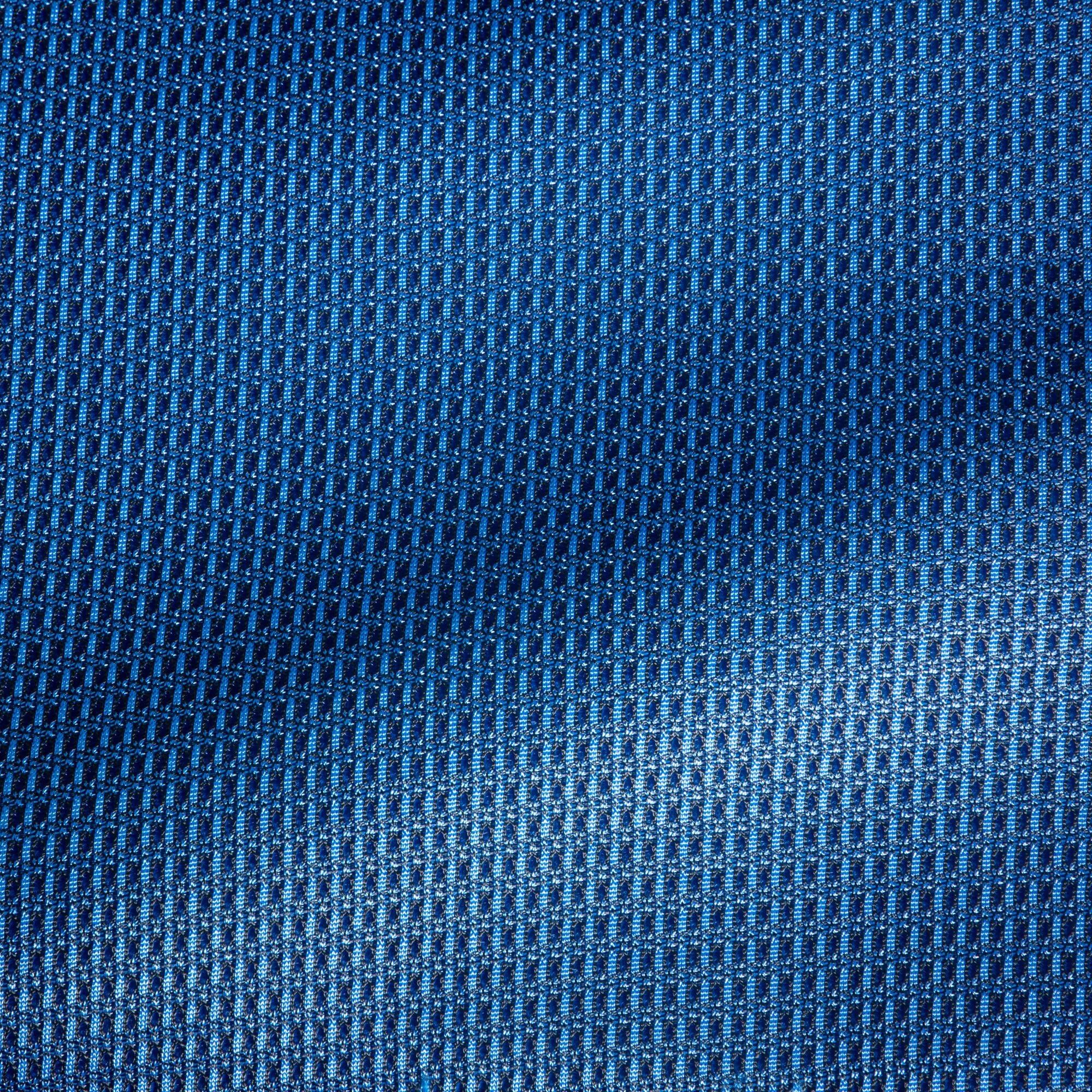 Detailaufnahme des blauen, dicht gewebten Bezugsstoffs vom Hocker HighQ mit strukturierter Textiloberfläche