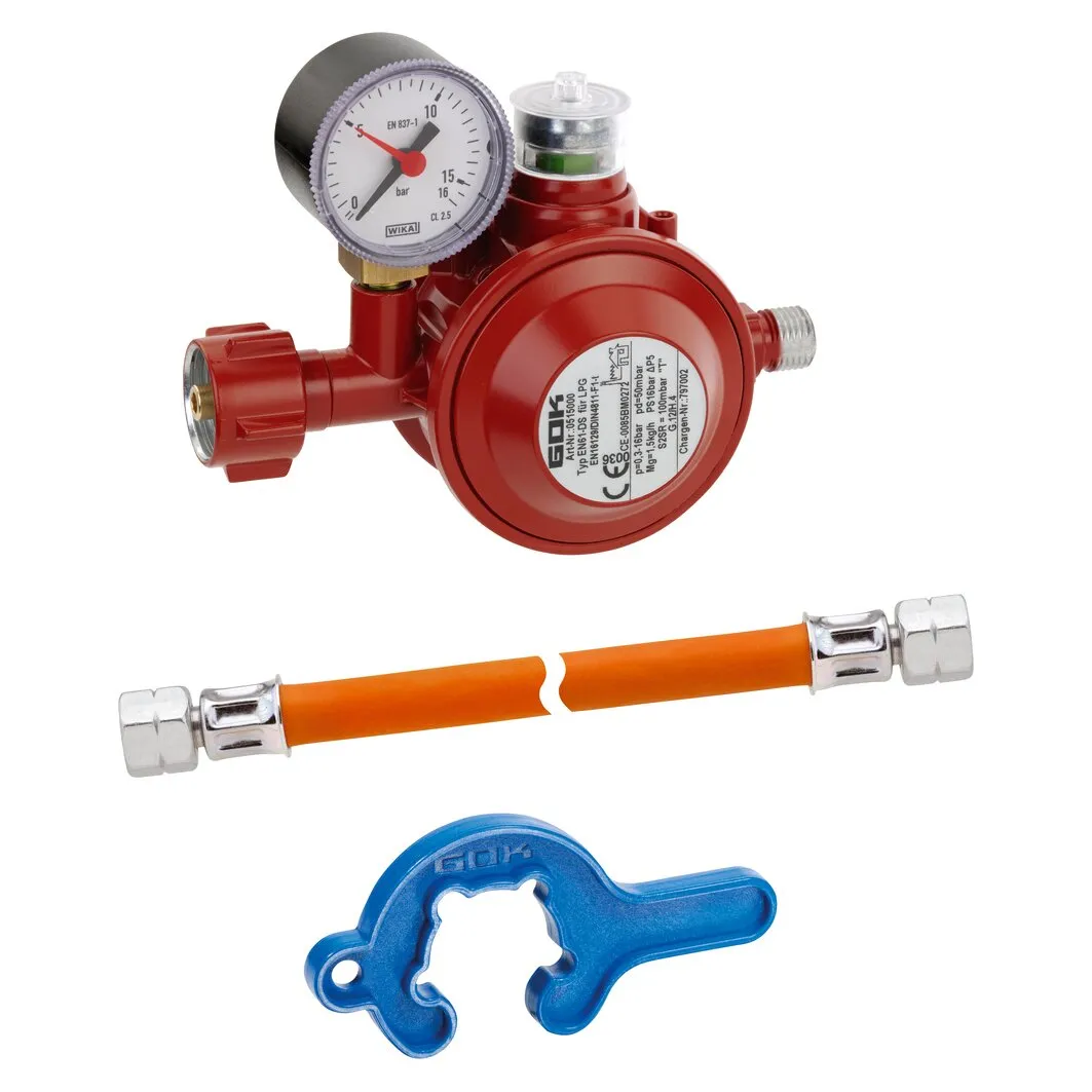 In-/Outdoor-Anschlussset mit rotem Druckregler und Manometer, orangefarbenem Gasschlauch und blauem Montageschlüssel