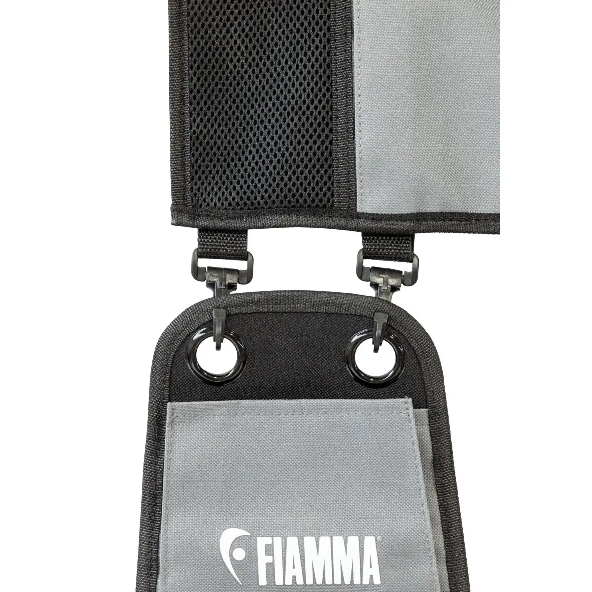Detailansicht eines Moonlight Tent Long Organizer-Teils: graue Tasche mit FIAMMA-Logo, zwei Metallringe mit Haken und schwarze Mesh-Seite