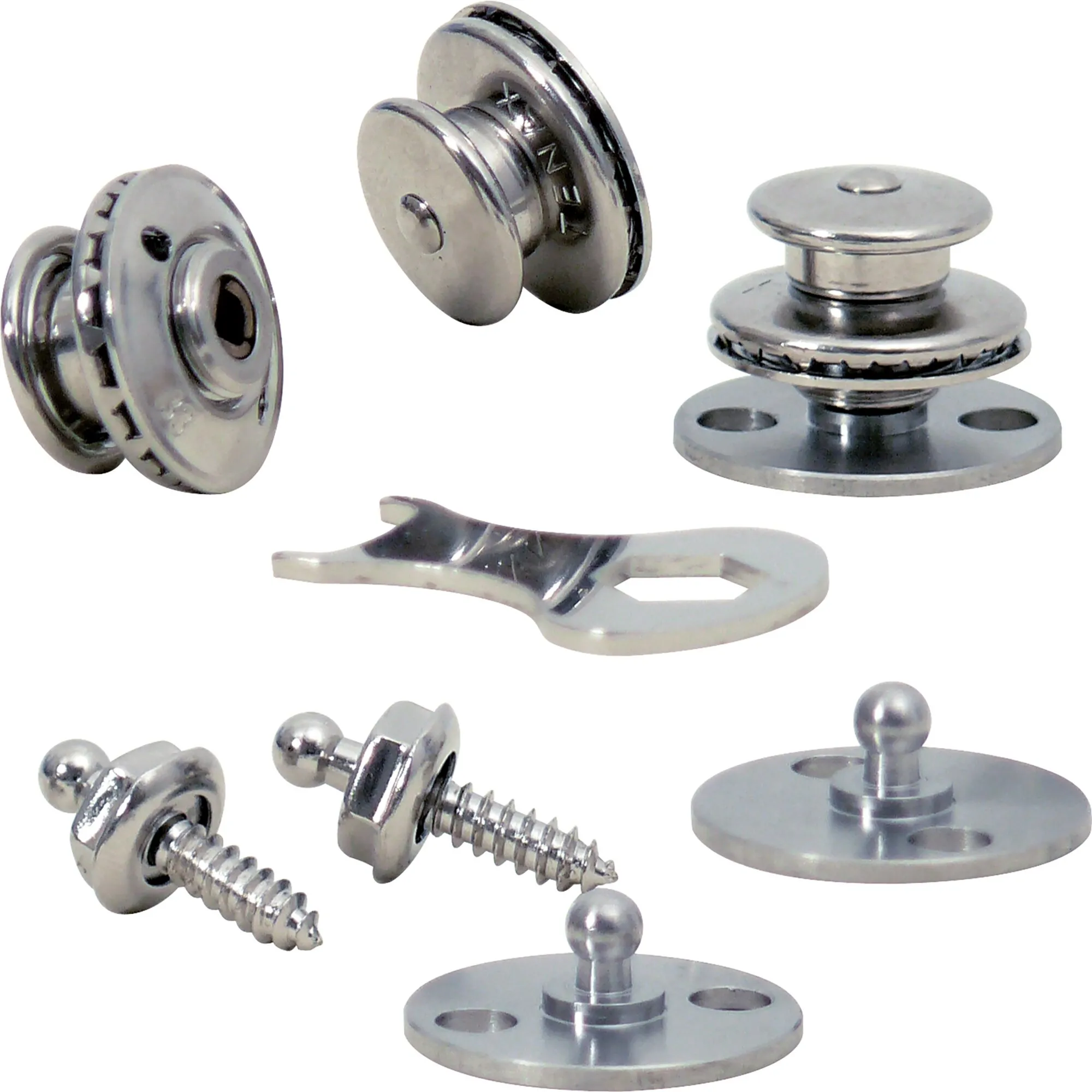 LOXX Druckknopf aus glänzendem Edelstahl mit verschiedenen Gegenstücken, Schrauben, Montageplatten und Montageschlüssel freigestellt dargestellt