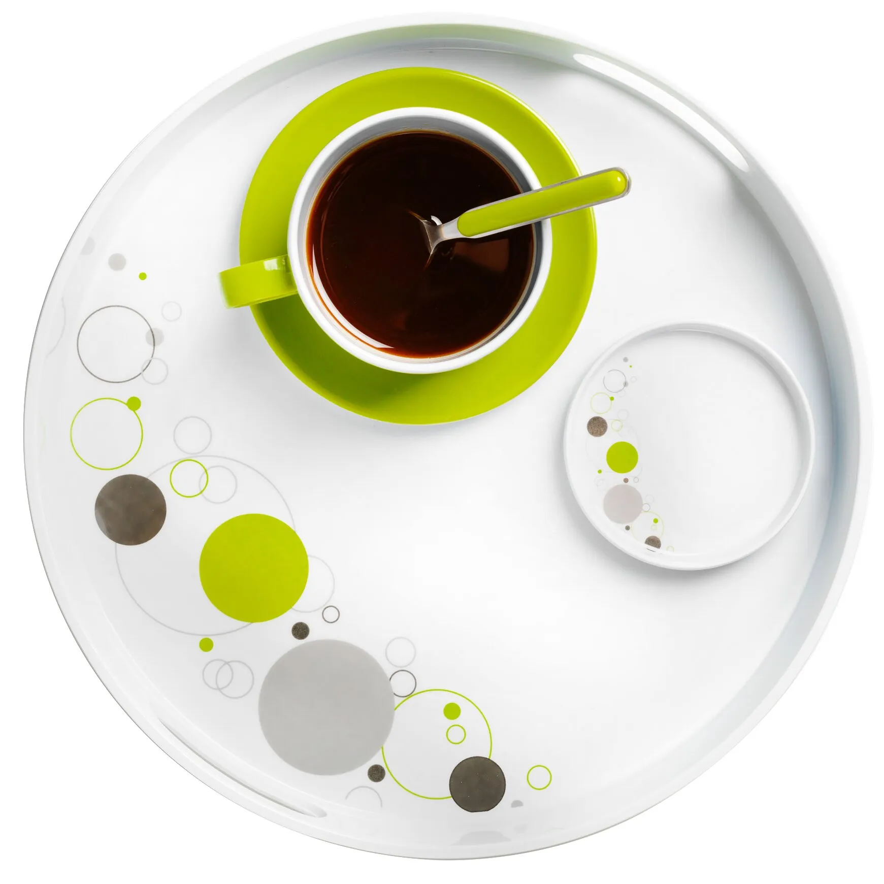 Weiße Dessertteller der Geschirrserie Space mit geometrischem Kreisdekor neben einer grünen Kaffeetasse auf einem Serviertablett