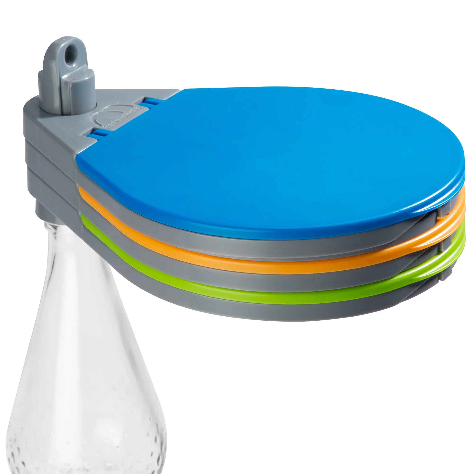 Nahaufnahme eines Resty Mülltrenners mit blauem Deckel, grauer Basis und farbigen Ringen in Orange, Grün und Grau, daneben eine Mülltüte