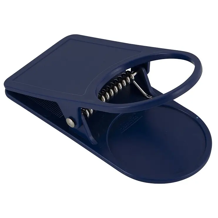 TrinkClip blau aus Kunststoff mit flachem rechteckigem Körper, rundem Haltebügel und sichtbarer Federmechanik in offener Position