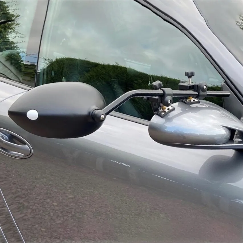 Schwarzer Caravanspiegel Aero Platinum an der Seitentür eines silbernen Autos, mit verstellbarer Halterung am Außenspiegel befestigt